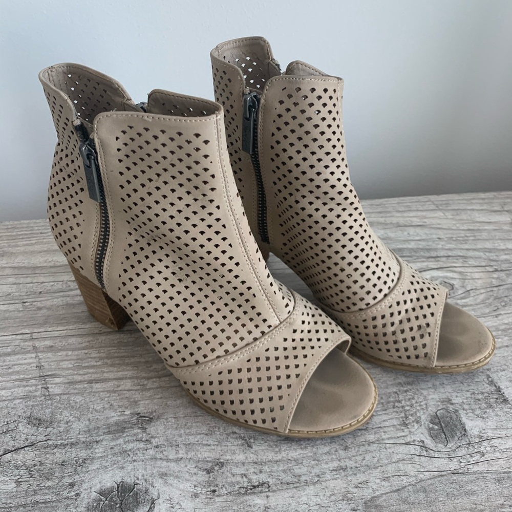 Cream Perforated Block Heel - Picture 2 of 4